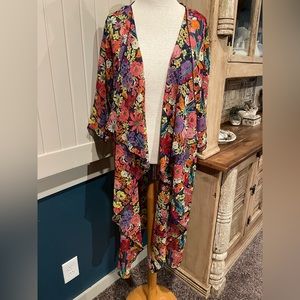 New Lularoe kimono size medium. Beautiful colors!